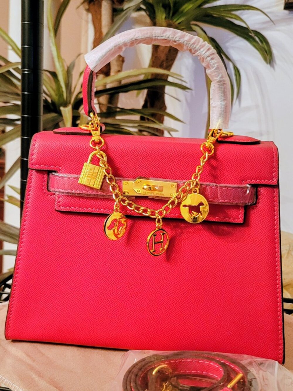 SALE **Pink beauty!  Cute fashion crossbody 25cm handbag.  No brand. Never used.
